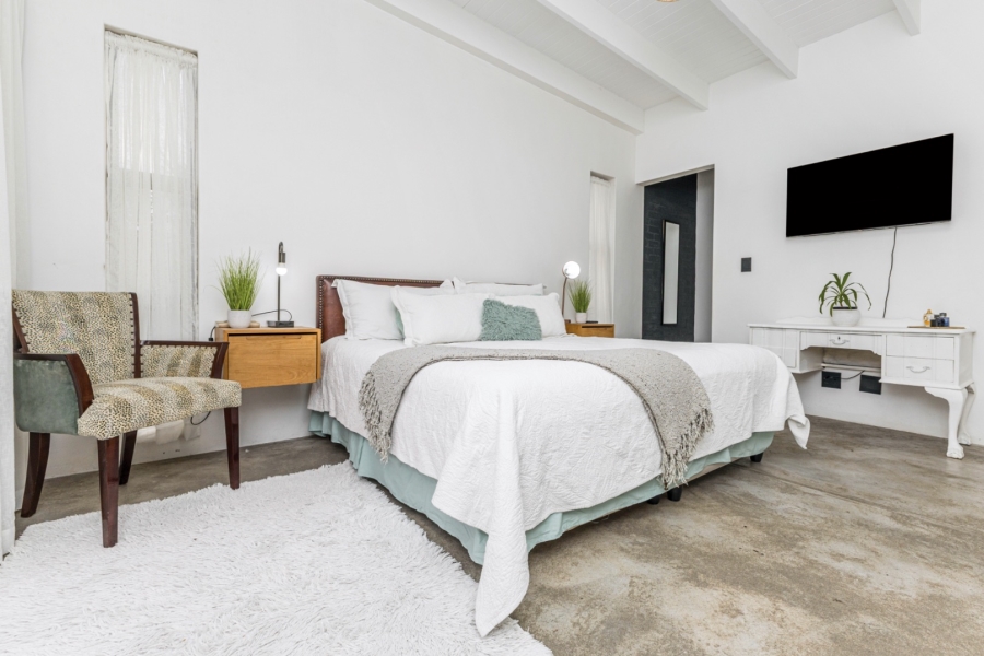 5 Bedroom Property for Sale in Mikro Park Western Cape